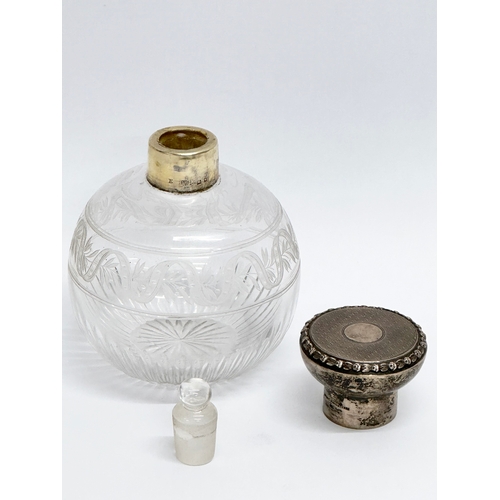 415 - An early 20th century silver mounted and etched glass perfume bottle/scent bottle, by Mappin & Webb.... 