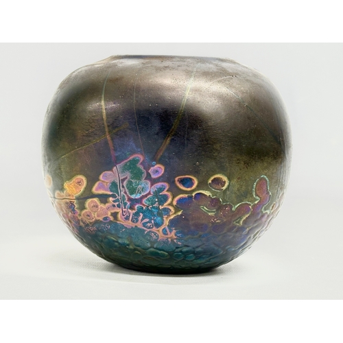 64 - A Phoenician Glass Iridescent bowl. Malta. Late 20th century. 1980-1990. 14x12cm