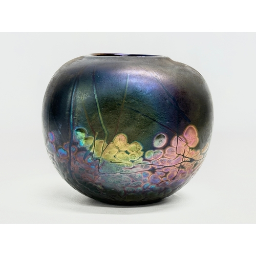 64 - A Phoenician Glass Iridescent bowl. Malta. Late 20th century. 1980-1990. 14x12cm