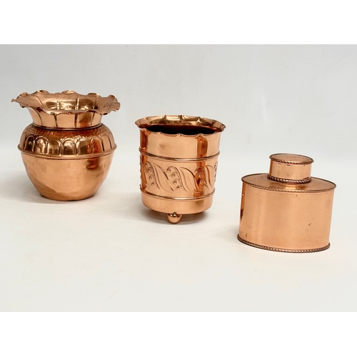 398 - A selection of vintage copper ware. An Art Nouveau style jardiniere 13x12cm. A small Victorian style... 