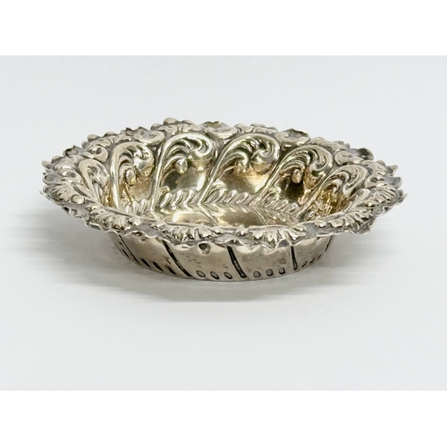 424 - A late 19th century ornate silver Bon Bon dish. 30.68 grams. 9cm