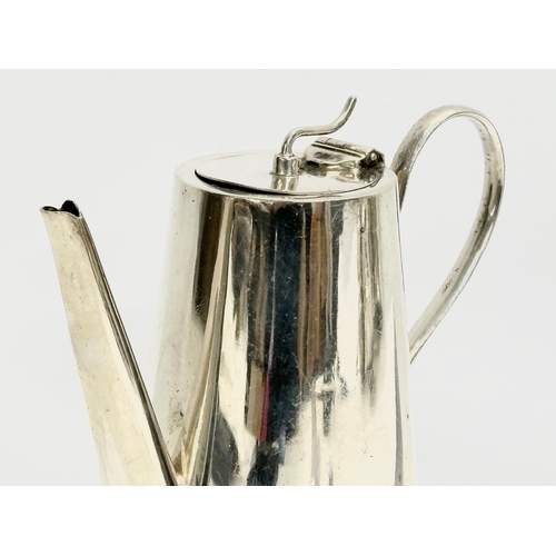 428 - An early 20th century Walker & Hall silver hot water jug. Sheffield. 220 grams. 14x13cm