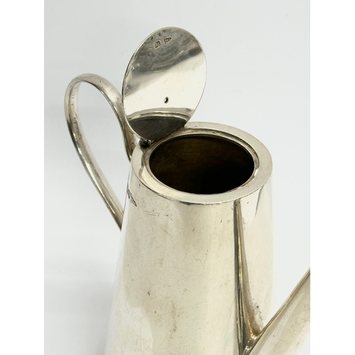 428 - An early 20th century Walker & Hall silver hot water jug. Sheffield. 220 grams. 14x13cm