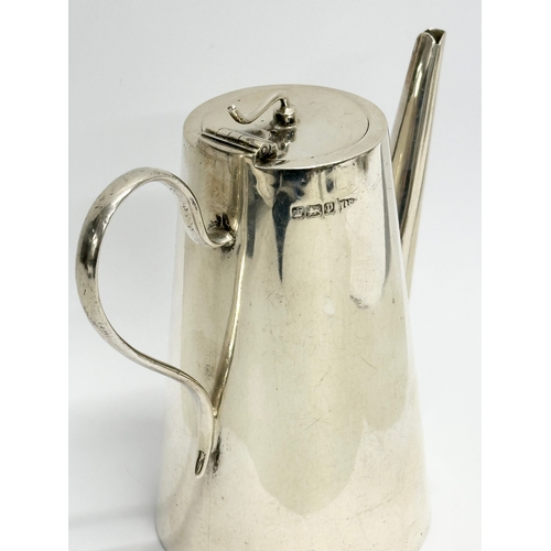 428 - An early 20th century Walker & Hall silver hot water jug. Sheffield. 220 grams. 14x13cm