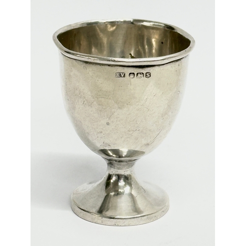 435 - 2 silver egg cups. A late 19th century S Blanckensee & Son silver egg cup, circa 1894. A 1964 Edward... 