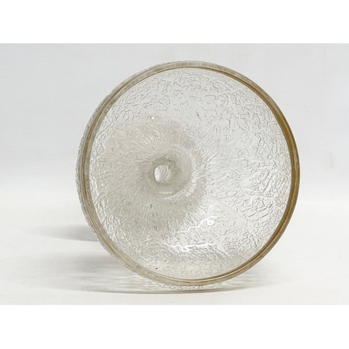 136 - A Mid 19th century Harrach Crackle Glass comport with gilt rim. Bohemia, 1850-1870. 15x15.5cm