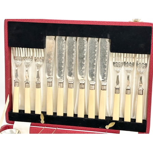 350 - Vintage cutlery in case. 32x24x5cm