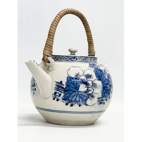 174 - A Japanese late Meiji period teapot. Circa 1890-1910. 20x14x22cm