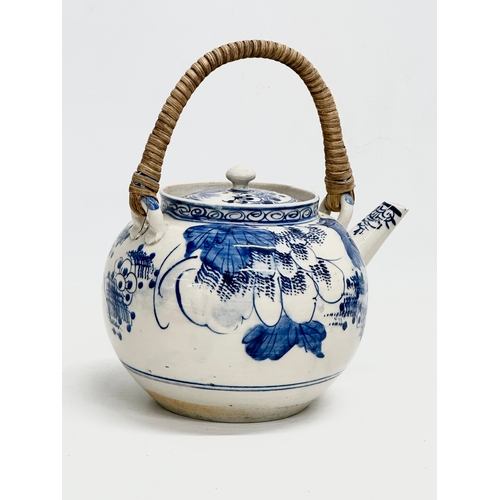 174 - A Japanese late Meiji period teapot. Circa 1890-1910. 20x14x22cm