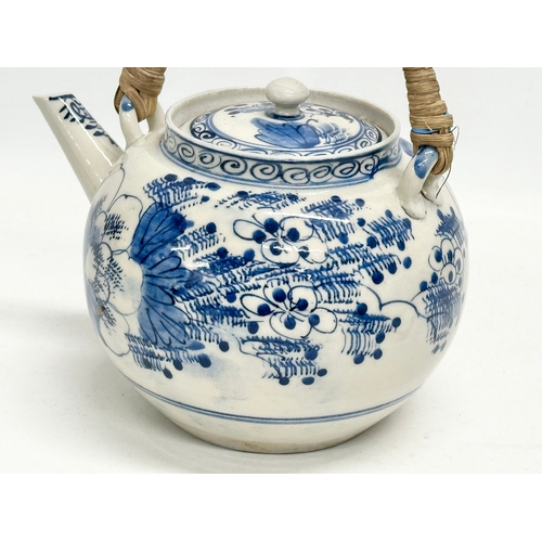 174 - A Japanese late Meiji period teapot. Circa 1890-1910. 20x14x22cm