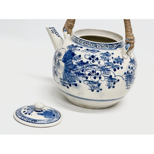 174 - A Japanese late Meiji period teapot. Circa 1890-1910. 20x14x22cm