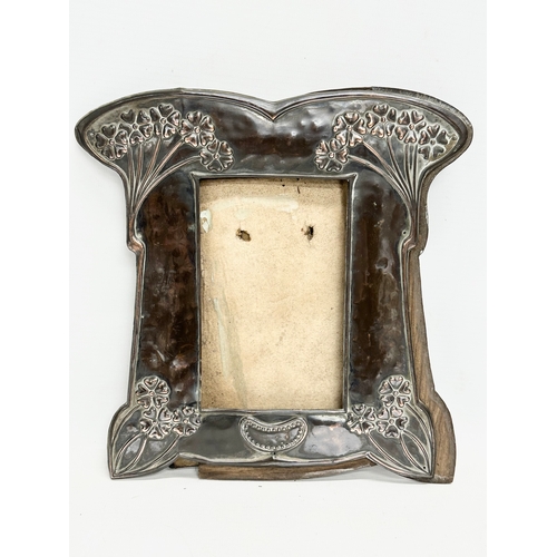 347 - A pair of early 20th century Art Nouveau copper picture frames. Circa 1900. 22x23cm.