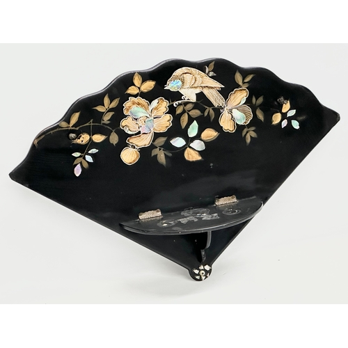 305 - A late 19th century Japanese lacquered wall bracket with Mother of Pearl and hand painted gilding. 4... 