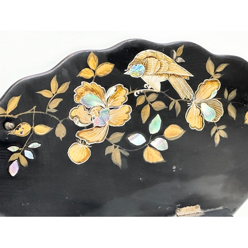 305 - A late 19th century Japanese lacquered wall bracket with Mother of Pearl and hand painted gilding. 4... 