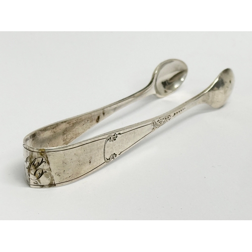 470 - An early 20th century W.S. Savage & Co silver sugar tongs. Sheffield, 1922. 27.25 grams.