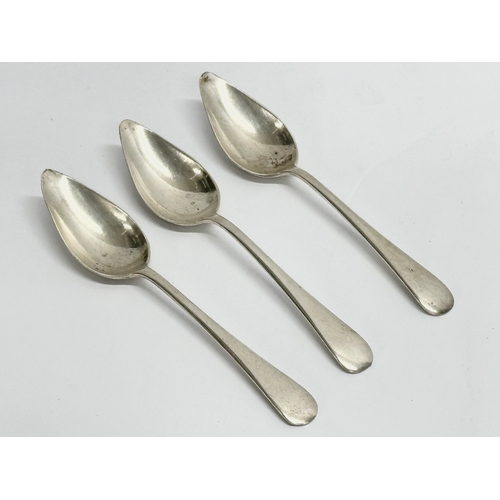 472 - A set of 3 silver spoons. 70.06 grams. 13.5cm