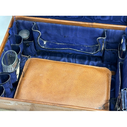 321 - A good quality Victorian leather vanity case. 43x38x19.5cm