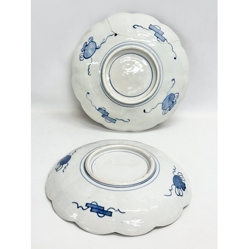 326 - A pair of large early 20th century Japanese Imari chargers/bowls. Late Meiji. Circa 1900. 31x5.5cm