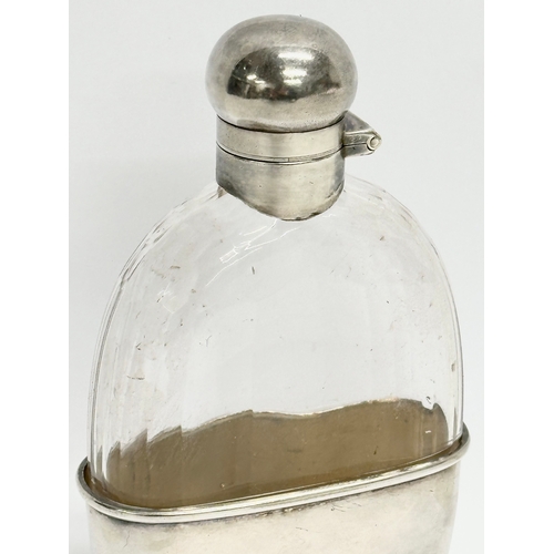 255 - A good quality late 19th century Mappin & Webb silver plated hip flask. Circa 1890-1900. 14.5cm