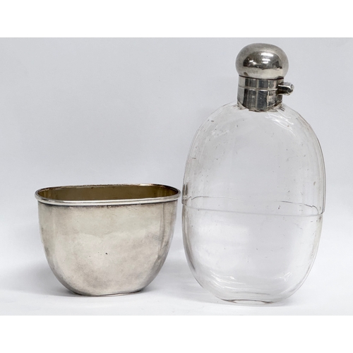 255 - A good quality late 19th century Mappin & Webb silver plated hip flask. Circa 1890-1900. 14.5cm