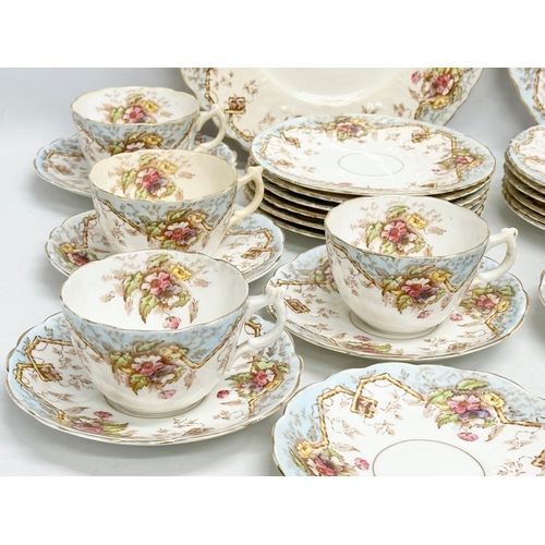 334 - An early 20th century 34 piece English tea service. Circa 1900-1920.