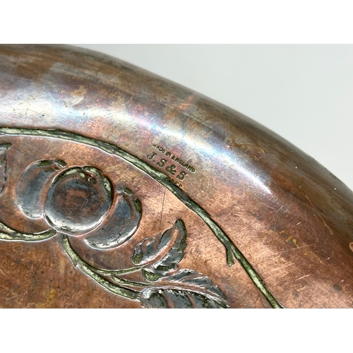 257 - An early 20th century Joseph Sankey & Sons Art Nouveau copper tray with brass handles. Circa 1900-19... 