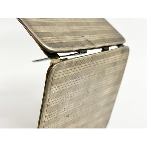 492 - An early 20th century Walker & Hall silver cigarette case. Sheffield, 1916. 104.10 grams.