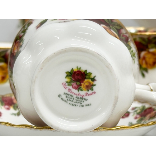 275B - A 25 piece 1962 Royal Albert ‘Old Country Roses’ tea set. Rose vase 19cm. A sugar jar with lid and s... 