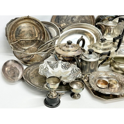 335 - A quantity of 19th and early 20th century silver plate/EPNS.