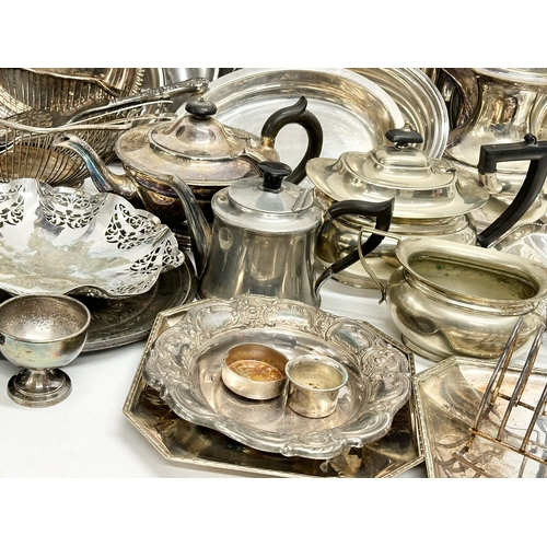 335 - A quantity of 19th and early 20th century silver plate/EPNS.