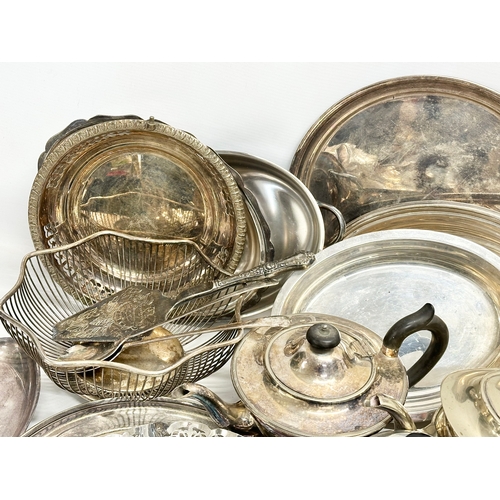 335 - A quantity of 19th and early 20th century silver plate/EPNS.