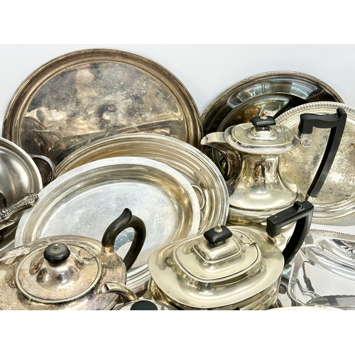 335 - A quantity of 19th and early 20th century silver plate/EPNS.