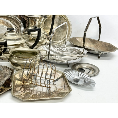 335 - A quantity of 19th and early 20th century silver plate/EPNS.