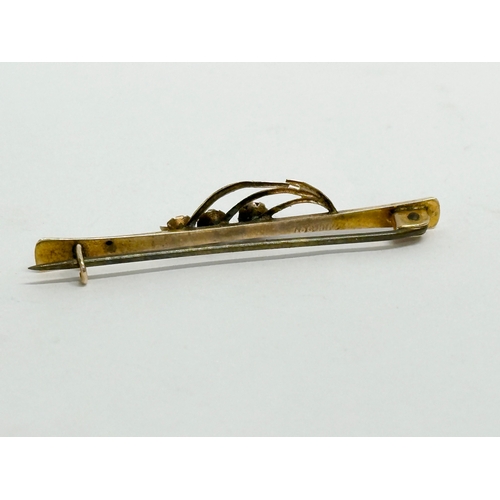 513 - A 9ct gold ban brooch. 1.20 grams 4.5cm