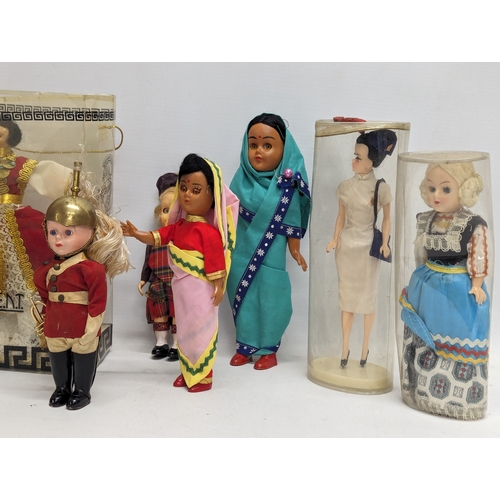 752 - A collection of vintage dolls