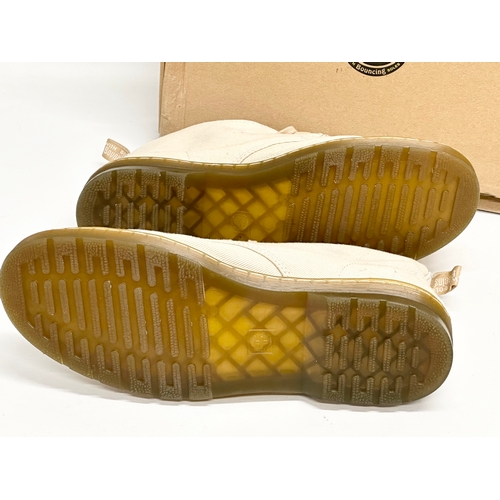 525C - A pair of Dr Martens Air Wave Bouncing Sole shoes with box. UK 10.