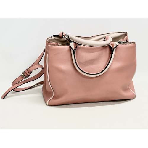 525V - A ladies leather handbag by Guess.