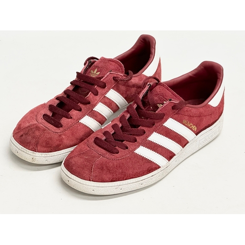 525X - A pair of Adidas Originals ‘Munchen’ trainers. Size UK 8.