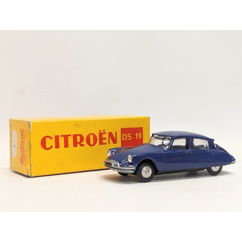 750B - A vintage Citroen DS 19 model car by Metosul, made in Portugal.