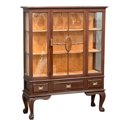 1135 - An early 20th century mahogany display cabinet with 3 drawers on Ball & Claw feet. Circa 1900-1920. ... 