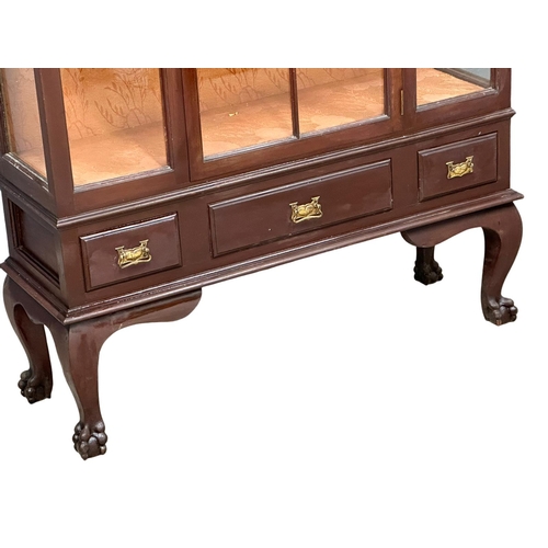 1135 - An early 20th century mahogany display cabinet with 3 drawers on Ball & Claw feet. Circa 1900-1920. ... 