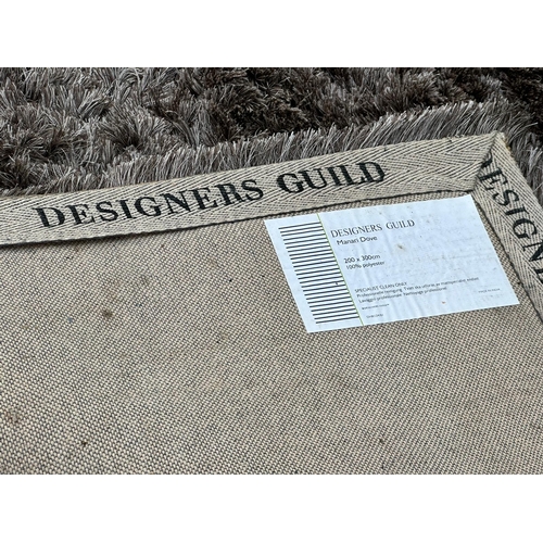 1152 - Designers Guild. A polyester Designers Guild ‘Manari Dove’ rug 200x300cm.