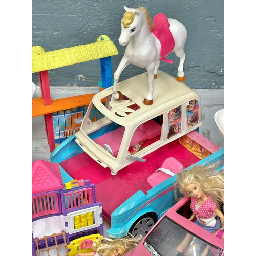 700 - A large collection of Barbie figure and accessories. Barbie airplane, Barbie cars, Barbie speedboat,... 