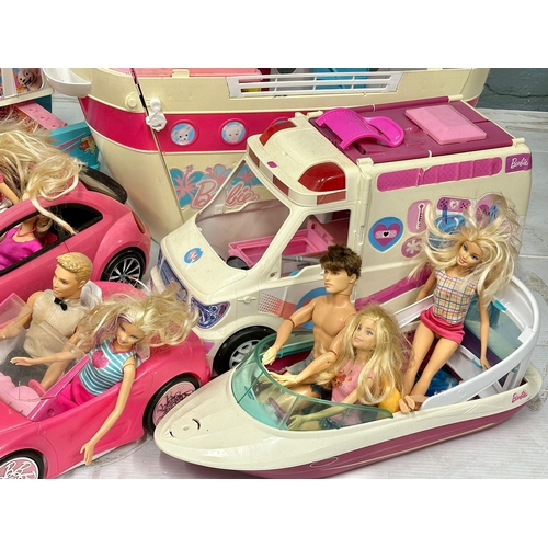 700 - A large collection of Barbie figure and accessories. Barbie airplane, Barbie cars, Barbie speedboat,... 