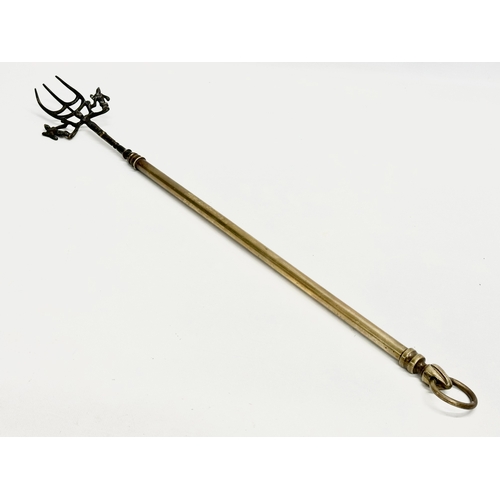 372 - A Victorian brass extending toasting fork. 96cm open. 61cm closed.