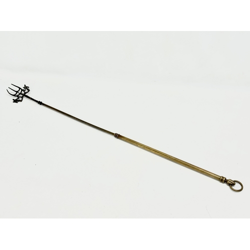 372 - A Victorian brass extending toasting fork. 96cm open. 61cm closed.