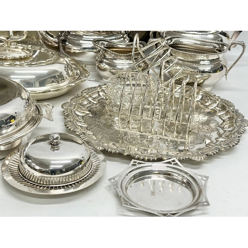 125 - A quantity of silver plate.