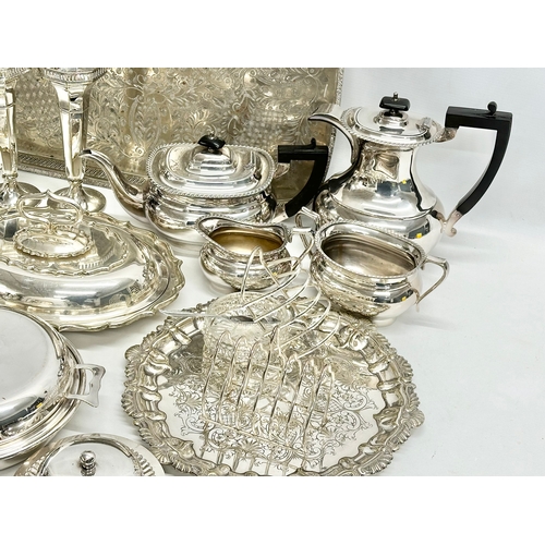 125 - A quantity of silver plate.