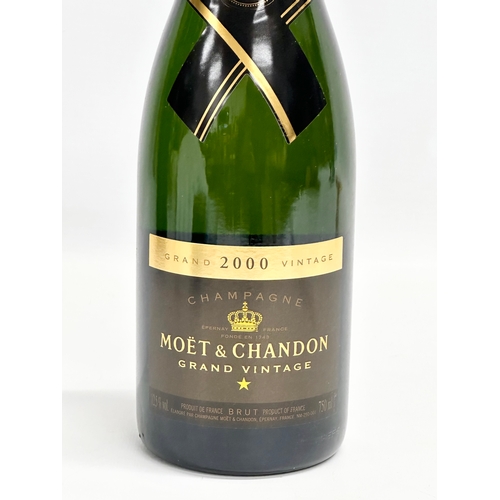 451 - A bottle of Moet & Chandon Grand Vintage 2000 champagne with box.