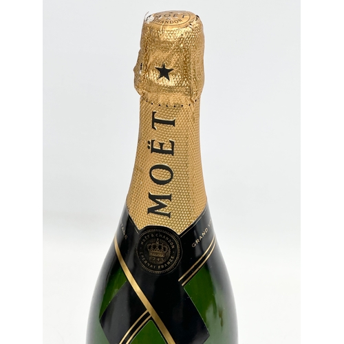 451 - A bottle of Moet & Chandon Grand Vintage 2000 champagne with box.